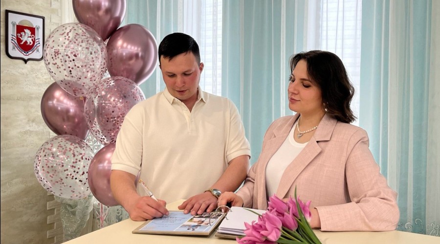 Розовую свадьбу торжественно отметила семья в Керчи