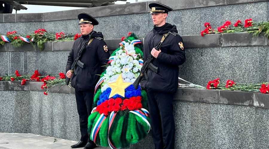 Торжественный митинг посвященный Дню Победы. Караул у монумента. Почетный караул у мемориальной доски.