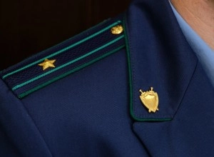   Местная жительница грубо оскорбила и накинулась на полицейского