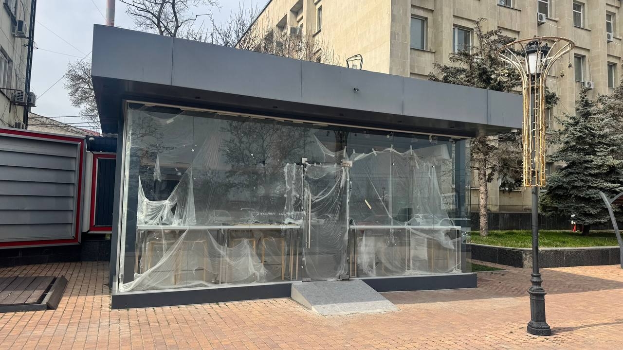 В центре Керчи вместо доски почёта вырос очередной киоск